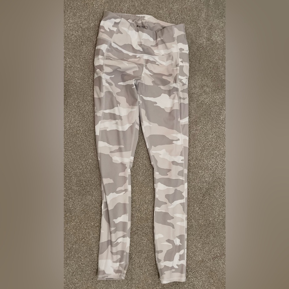 Athleta camouflage workout leggings. Side zipper pocket. Interior hidden pocket